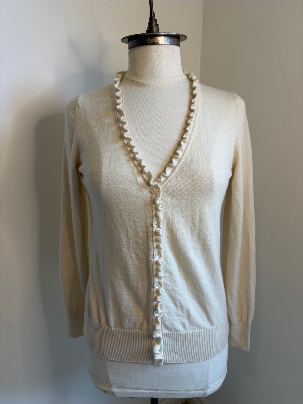 L.L.BEAN Ruffly V-neck cardigan sweater 100% Merino Wool SIZE MEDIUM
